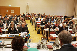 Bild: Blick in das Plenum der Synode während einer Beratung