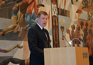 Staatssekretär Dr. Frank Pfeil vor den Synodalen